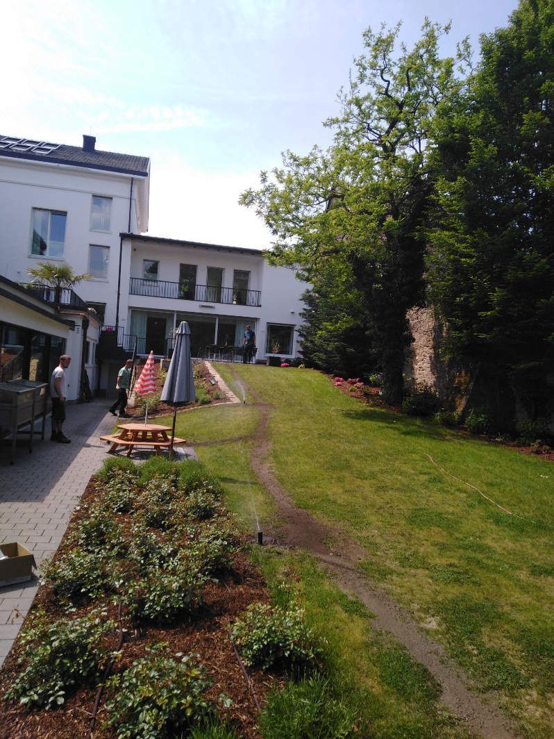 Ein weißes Haus mit einem großen Rasen davor.