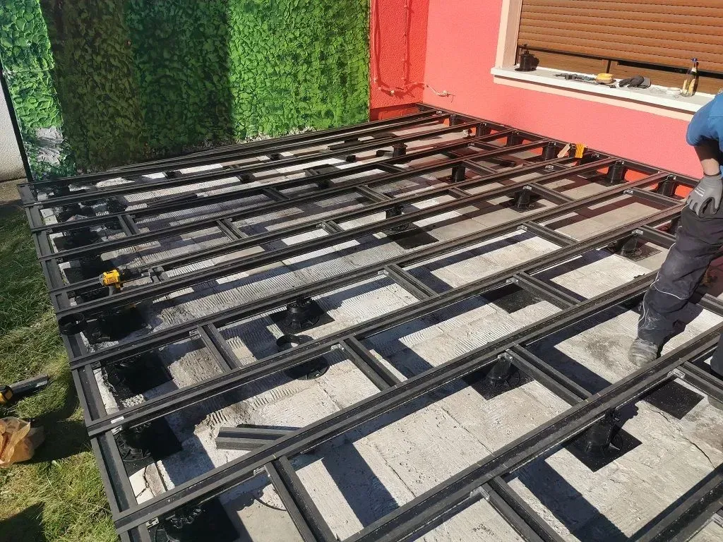 Ein Gerüst zur Errichtung einer erhöhten Terrasse