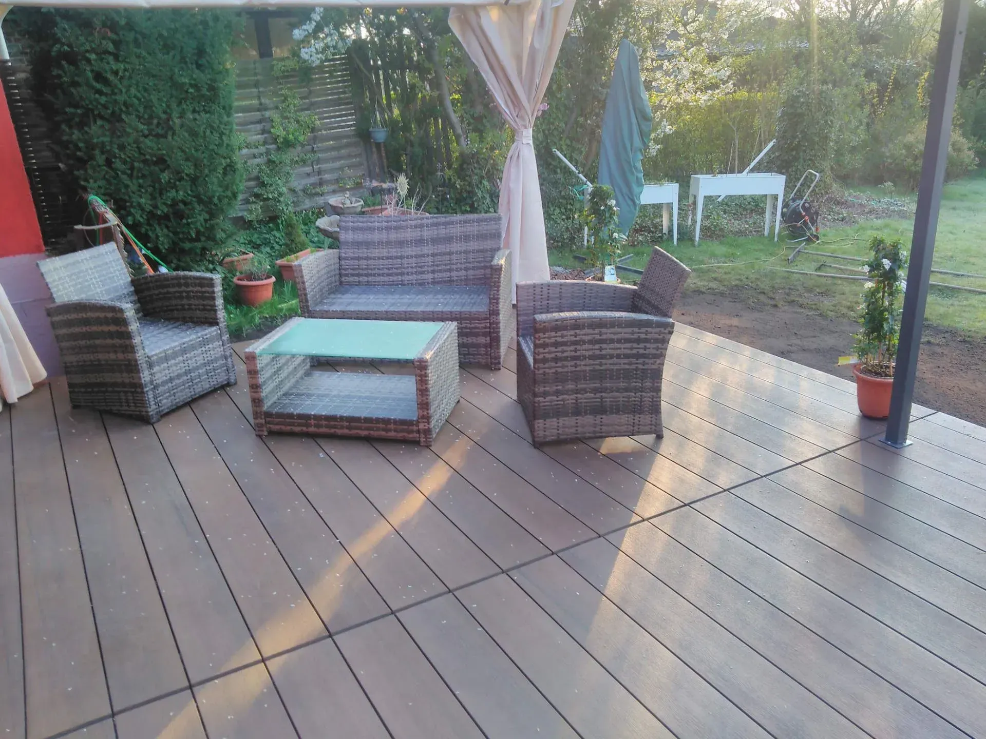 Eine Holzterrasse mit Sitzecke