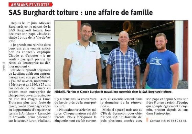 Trois hommes se tiennent à l'intérieur, à côté d'un article de journal concernant l'entreprise familiale SAS Burghardt.