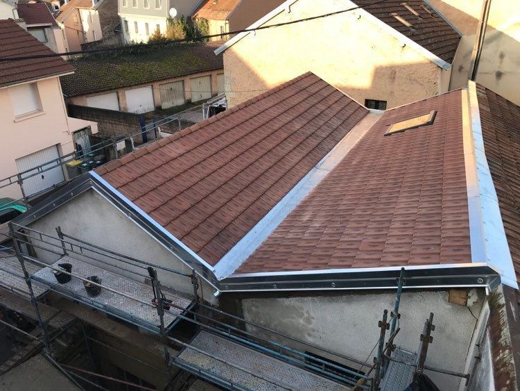 Toits avec des toits de tuiles rouges et un petit puits de lumière dans un quartier résidentiel