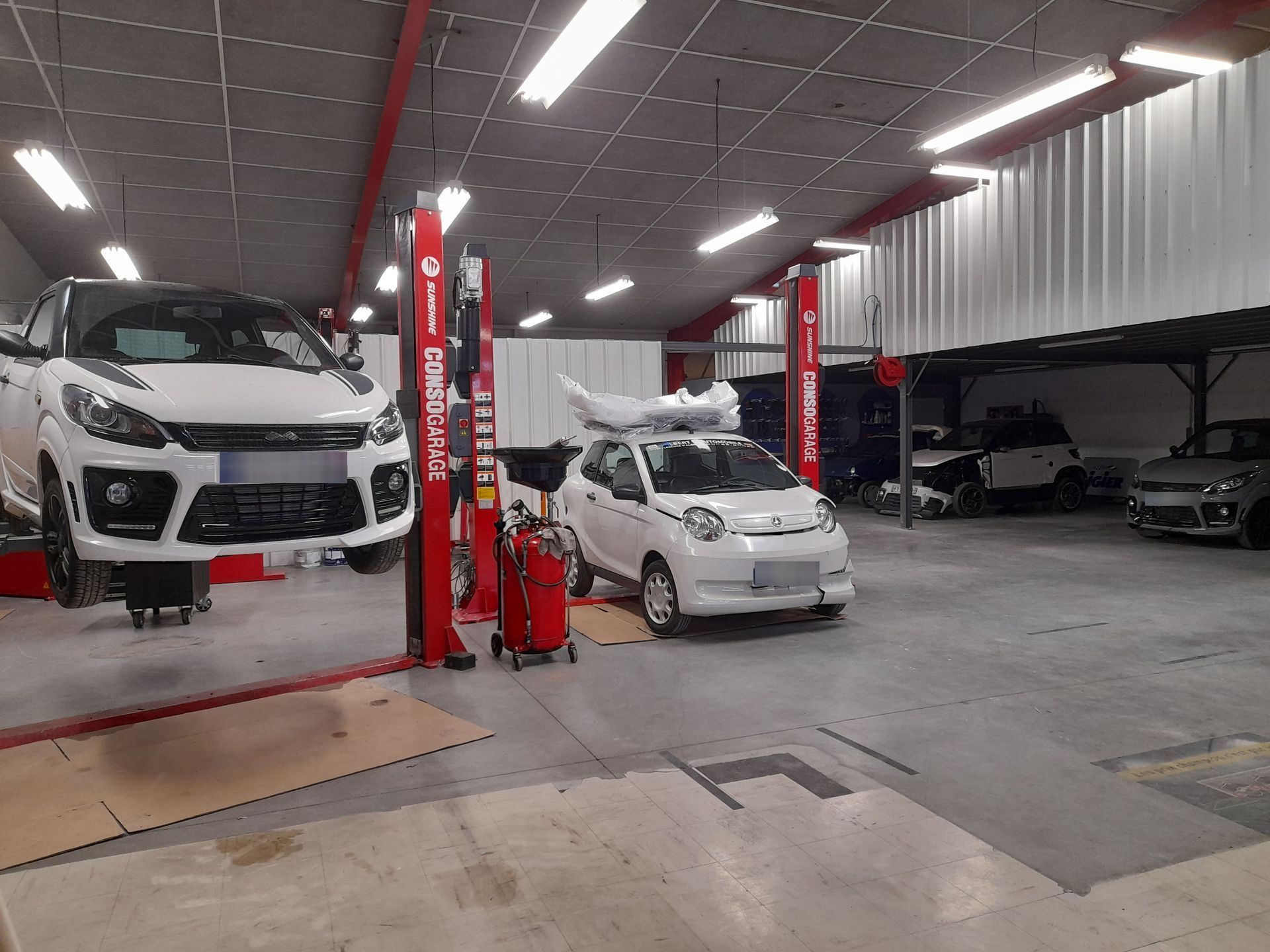 Des voitures dans un garage automobile.
