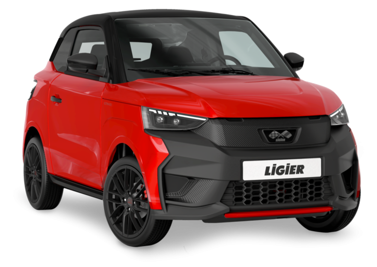 Voiture compacte Ligier rouge sur fond blanc, vue de trois quarts avant