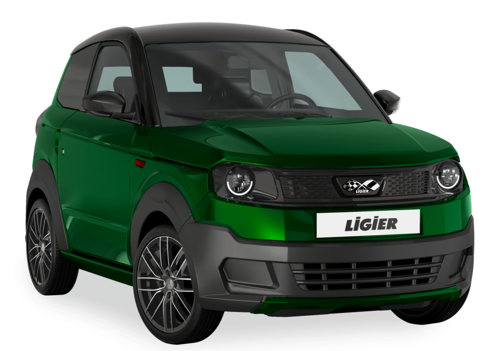 Microvoiture Ligier verte à toit noir, visible à l'avant gauche sur fond blanc.