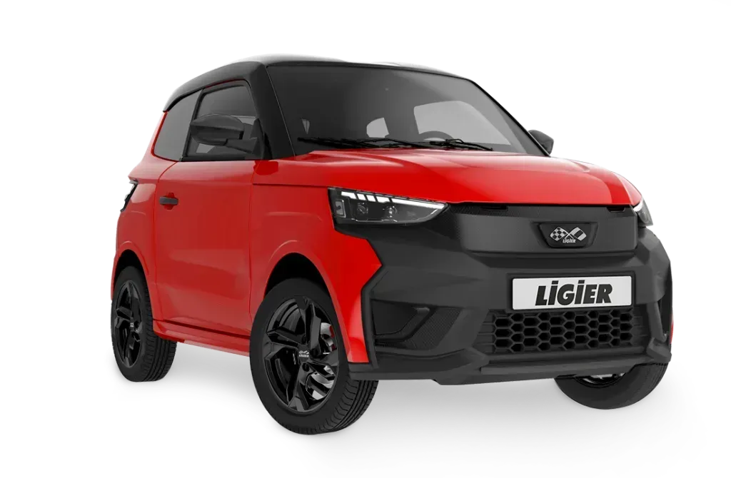 Voiture sans permis rouge avec des accents noirs, présentée sur fond blanc.
