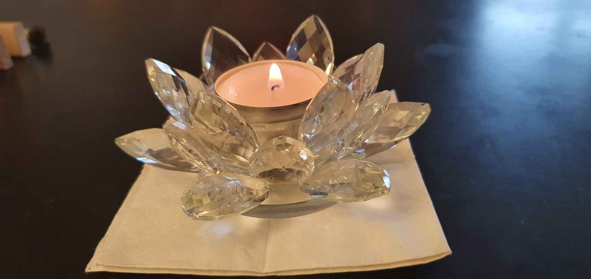 Raum mit Massagetisch, Liegestühlen und dekorativem Schrank.