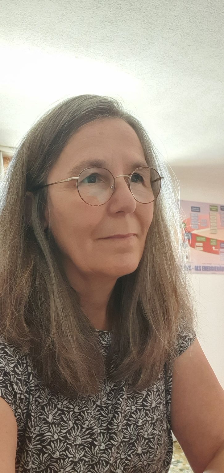 Spa-Raum mit Massagetisch, weißer Bettwäsche, Kerzen und Holzregalen.