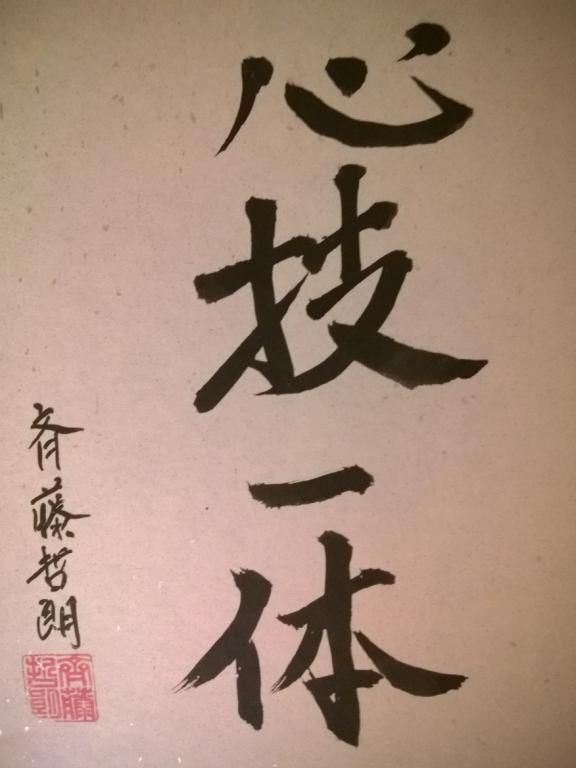 Frau erhält eine Kopfmassage, liegt auf einem Massagetisch, schwach beleuchtet mit Kerzen.