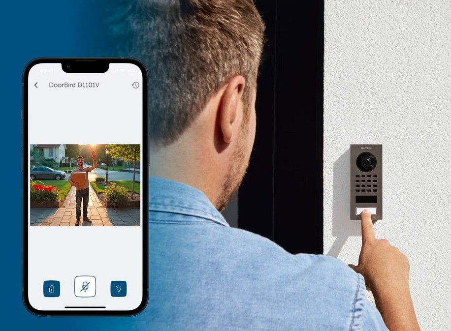 Eine Person drückt die Türklingel, das Bild auf dem Handy zeigt den Besucher.