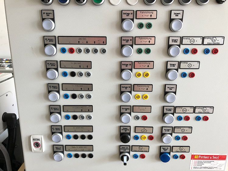 Bedienfeld mit verschiedenen Tasten, Leuchten und Beschriftungen im Werkszustand.
