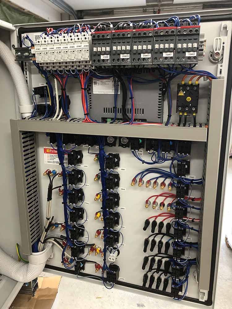 Elektrischer Schaltschrank mit Kabeln und Bauteilen.