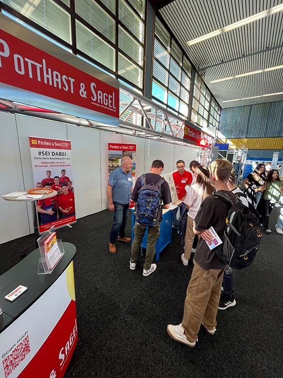 Menschen stehen an einem Messestand, ein Banner von „Potthast & Sage“ ist gut zu sehen. Mehrere Personen versammelt