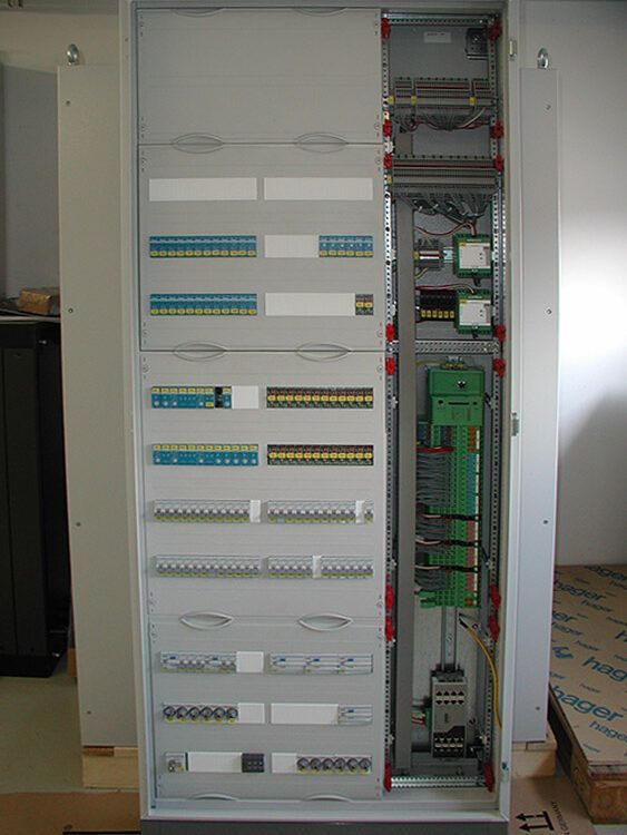 Elektrischer Schaltschrank mit Leistungsschaltern, Klemmen und Verkabelung.