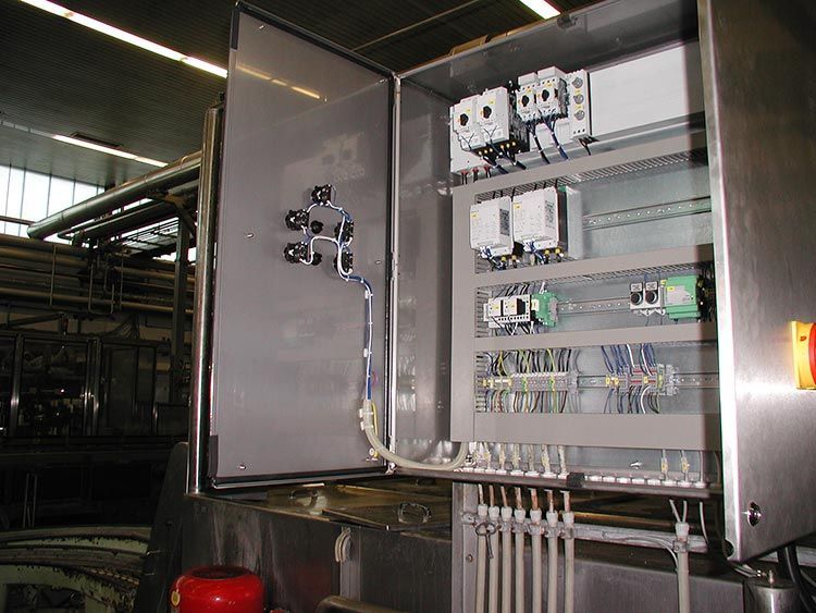 Offener elektrischer Metallverteilerkasten mit verschiedenen Bauteilen, Verkabelung und Leitungen.