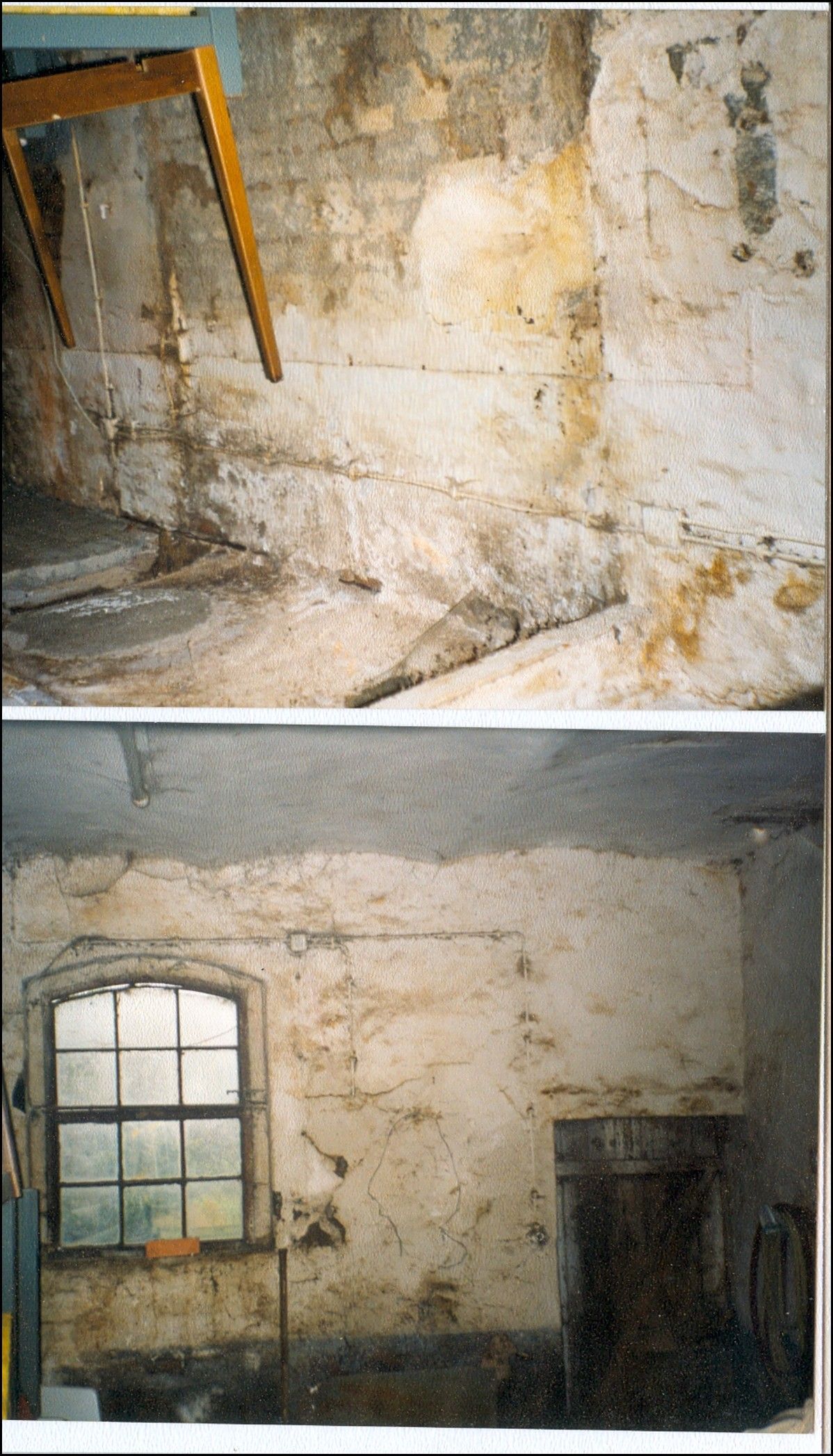 Zwei Innenansichten eines Zimmers mit alten, fleckigen Wänden; eine mit einem teilweise erhaltenen Stuhl