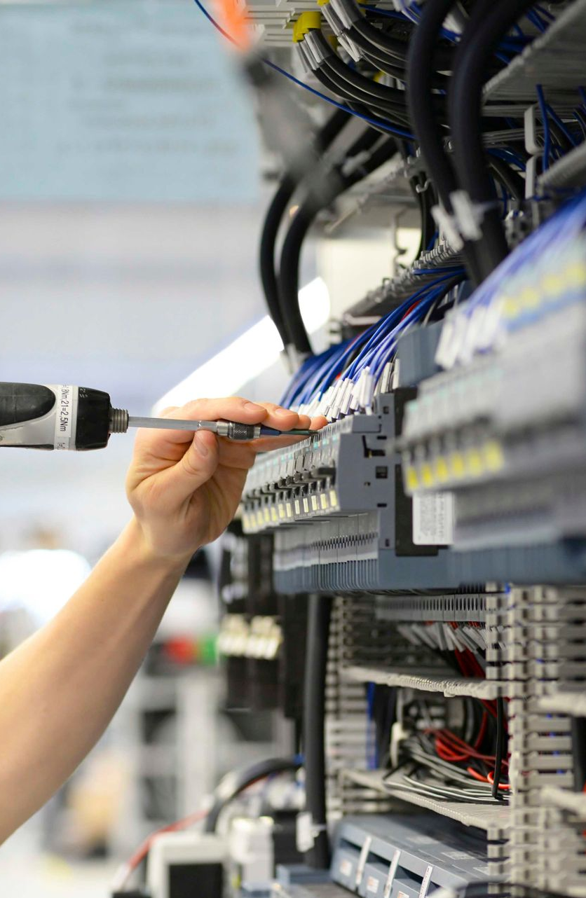 Elektriker mit Werkzeug, Glühbirne über dem Kopf, symbolisiert eine Idee.