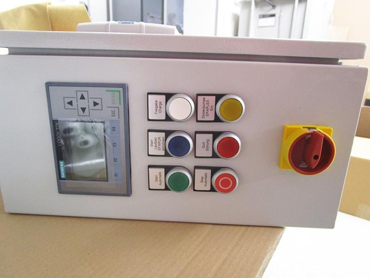 Weißes Bedienfeld mit Tasten, einem Bildschirm und einem Netzschalter.