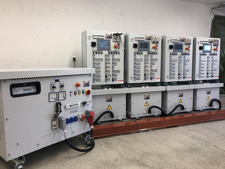 Elektrische Anlagen mit Bedienfeldern und angeschlossenen Basiseinheiten.