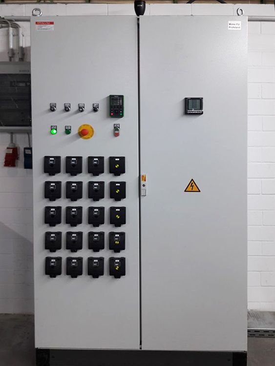 Elektrischer Schaltschrank mit Schaltern, Anzeigen und einem Warnsymbol.