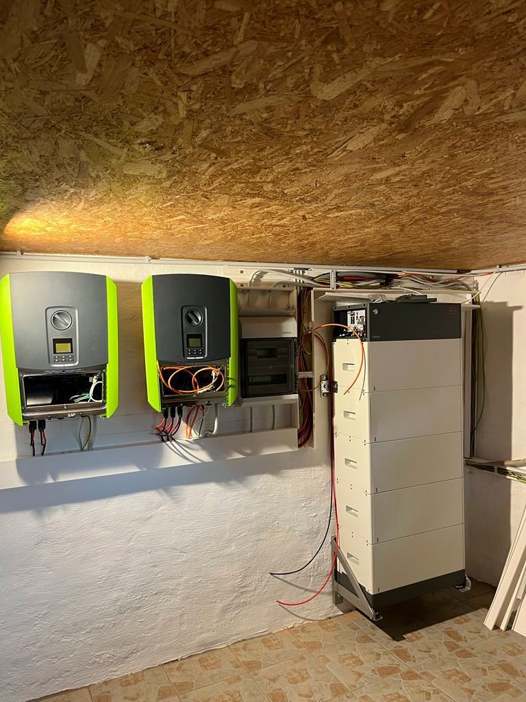 Im Hauswirtschaftsraum wurden Solarwechselrichter und ein Batteriespeichersystem installiert.