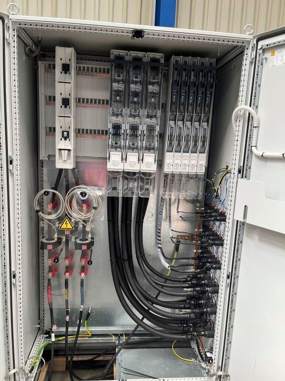 Elektrischer Schaltschrank mit Kabeln und Leistungsschaltern.
