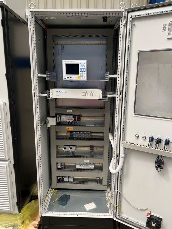 Schaltschrank mit verschiedenen elektronischen Bauteilen.