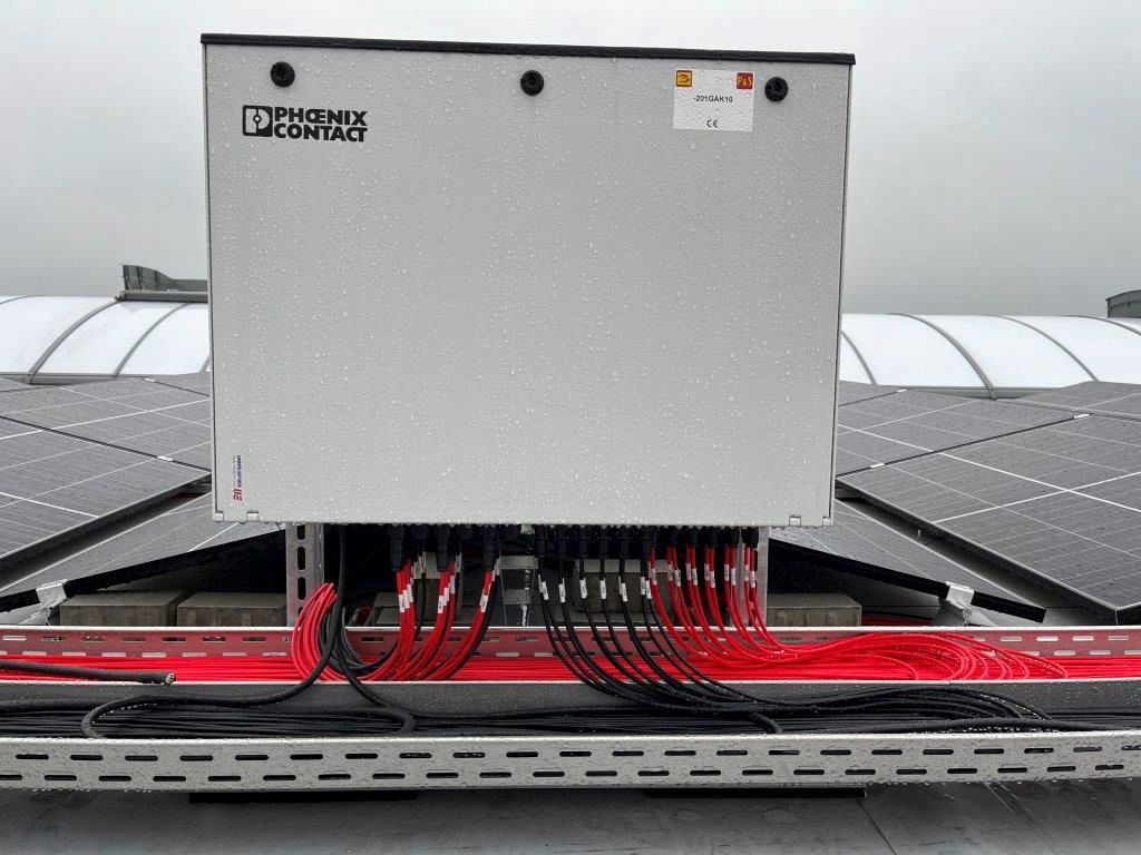 Silver Phoenix Kontakt-Elektroverteilerkasten auf dem Dach der Solaranlage, Kabel zur Verbindung mit den Solarmodulen.
