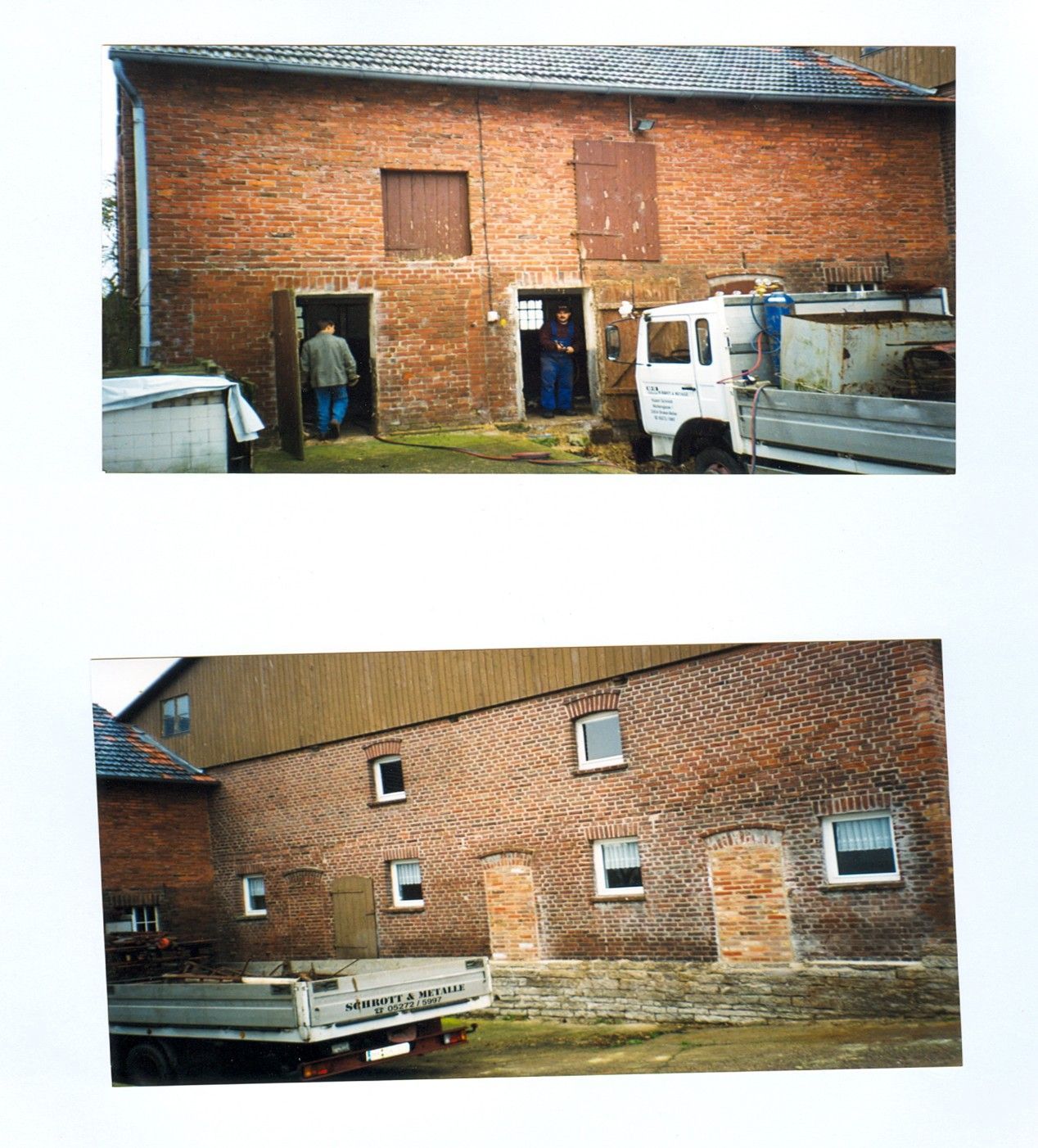 Zwei Backsteingebäude. Menschen stehen in der Nähe der Hauseingänge. Ein Lastwagen mit Anhänger ist zu sehen.