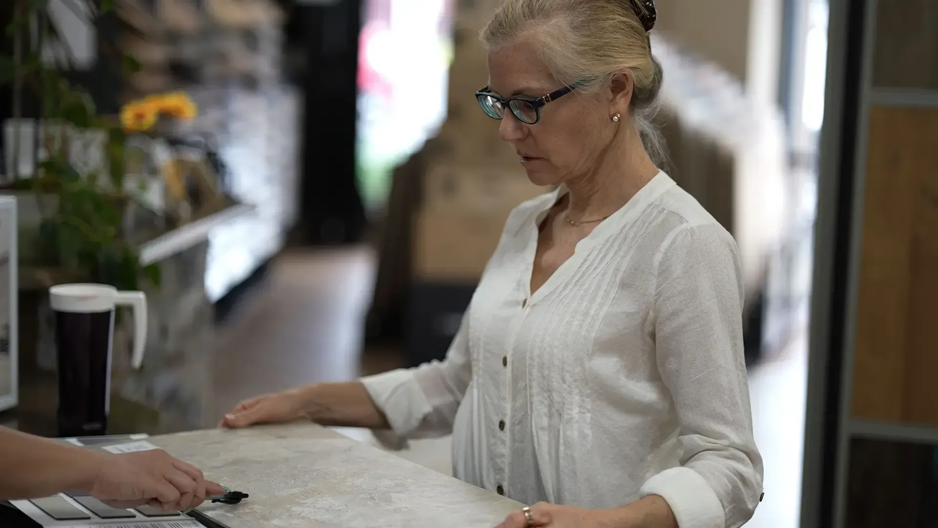 Ein Mosaik aus Steinen in verschiedenen Farben und Texturen, die fließende, geschichtete Bänder bilden.