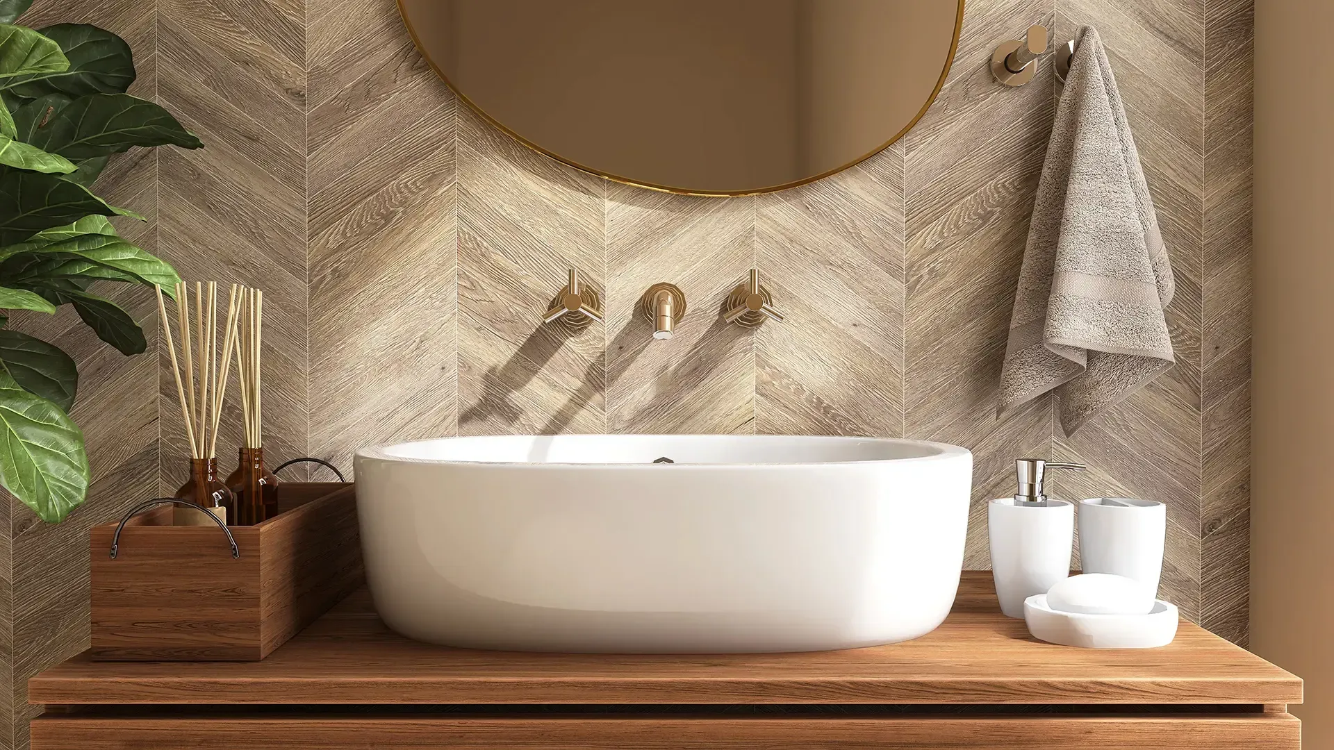 Badezimmer mit weißem Waschbecken auf einer Holzablage, goldenen Armaturen, rundem Spiegel und strukturierter Fliesenwand.