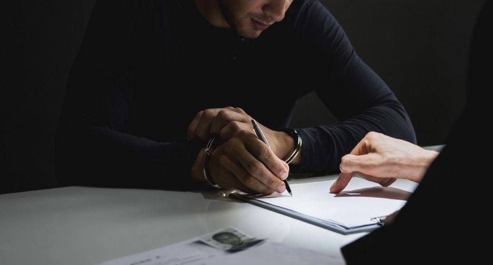 Rechtsanwalt Bernd Scheske - Ein Mann in Anzug und Krawatte hält eine Waage der Gerechtigkeit in seiner Hand.