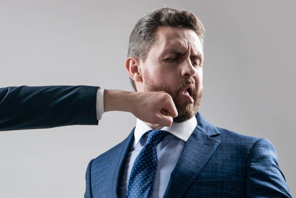 Rechtsanwalt Bernd Scheske - Mann im Anzug wird geschlagen