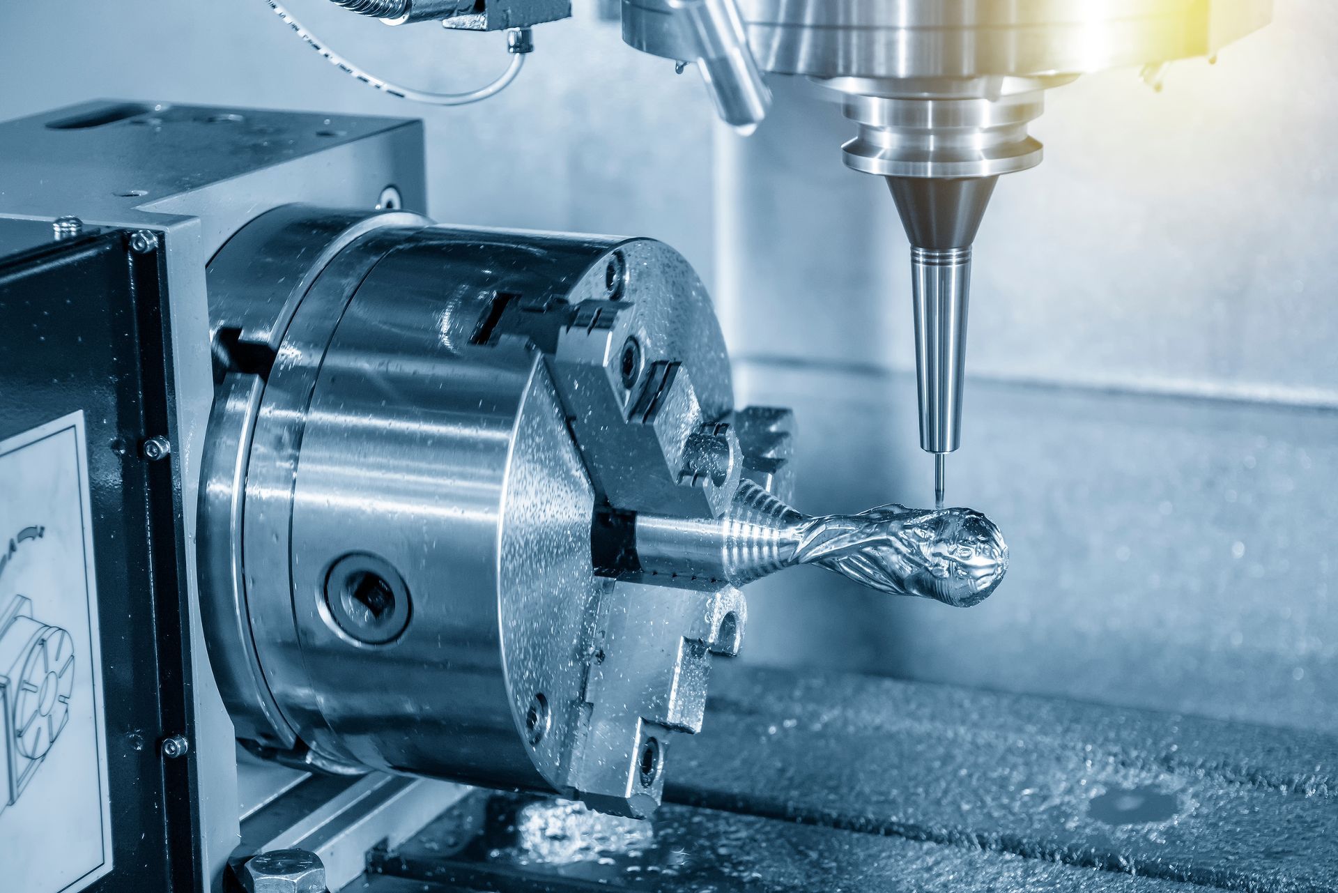 In einer Fabrik schneidet eine Maschine ein Stück Metall.