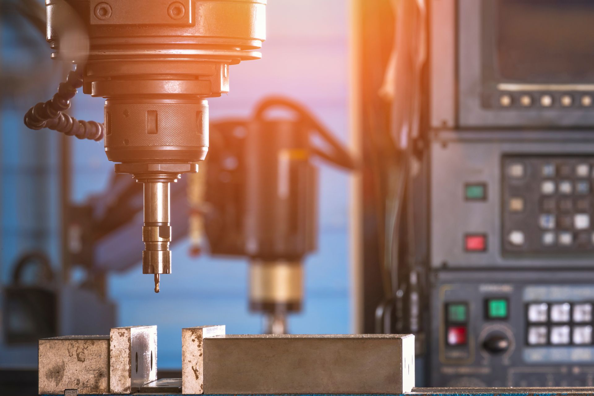 In einer Fabrik schneidet eine Maschine ein Stück Metall.