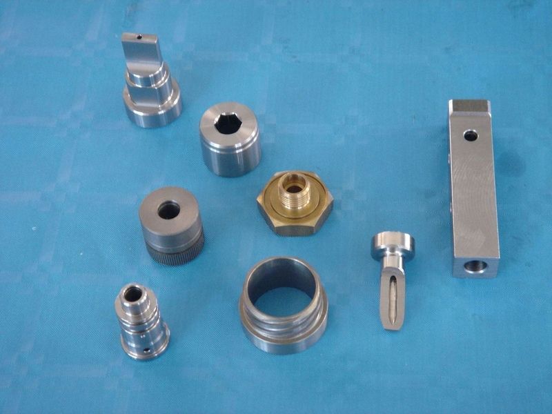 Ein Haufen Metallteile auf einer blauen Oberfläche. Foto von der GMB-Technik AG.