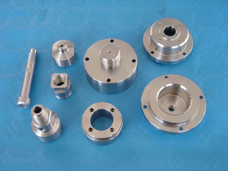 Ein Haufen Metallteile auf einer blauen Oberfläche. Foto von der GMB-Technik AG.