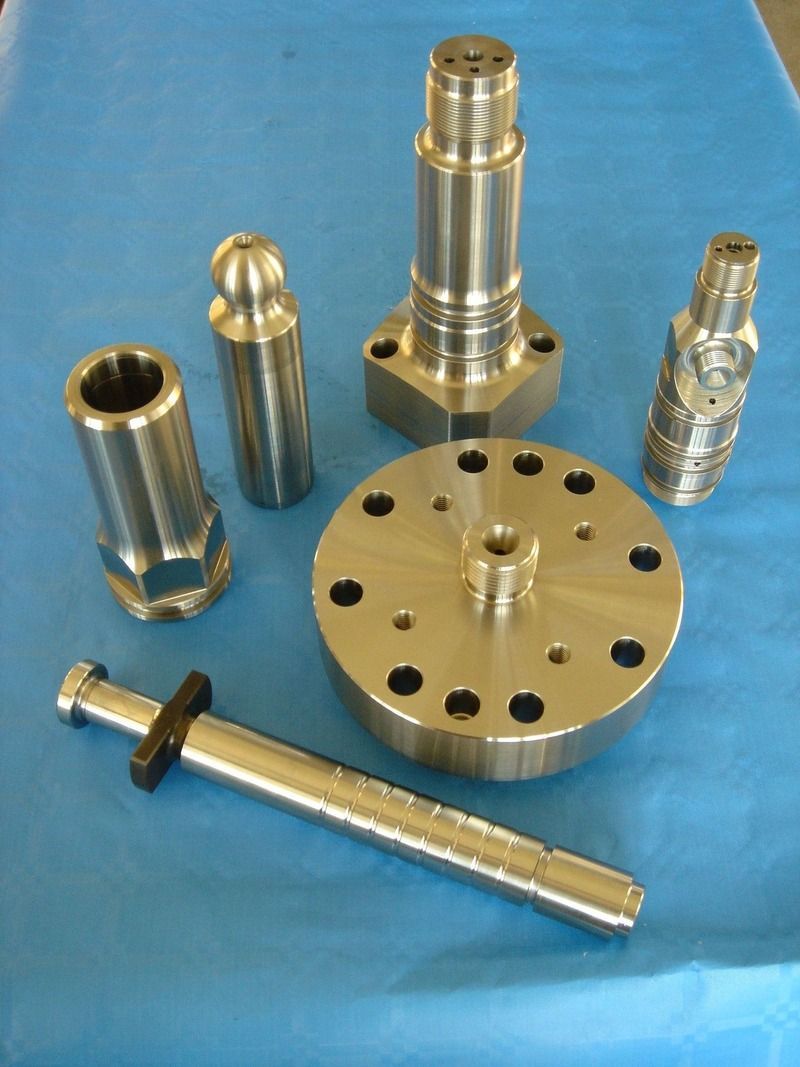 Ein Haufen Metallteile auf einer blauen Oberfläche. Foto von der GMB-Technik AG.