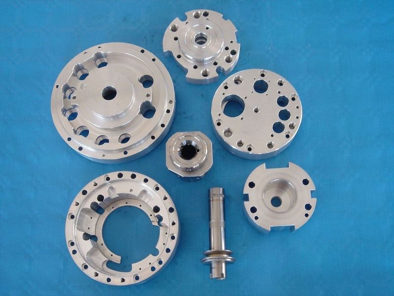 Ein Haufen Metallteile auf einer blauen Oberfläche. Foto von der GMB-Technik AG.