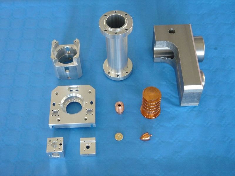 Ein Haufen Metallteile auf einer blauen Oberfläche. Foto von der GMB-Technik AG.