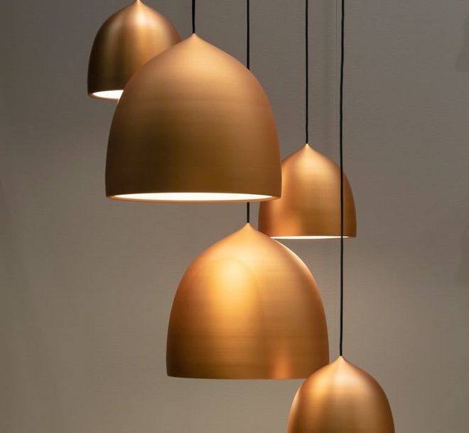 Un appareil photo Zeiss Ikon vintage posé sur des touches de piano.