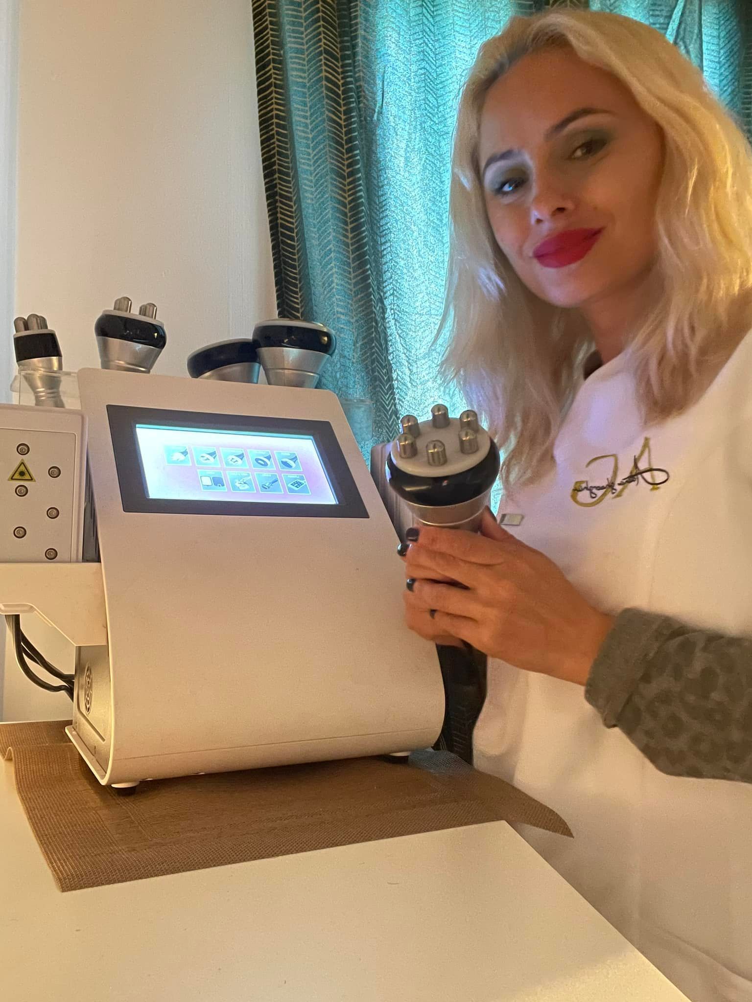 Manos realizando masaje en el abdomen de una persona, sobre una mesa de masajes.