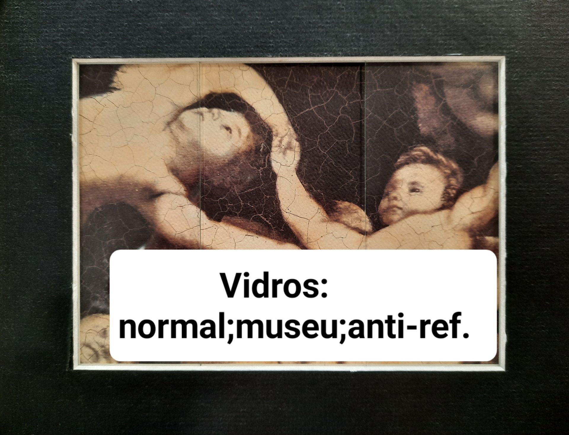 Uma foto em preto e branco com as palavras vidros normal museu anti ref