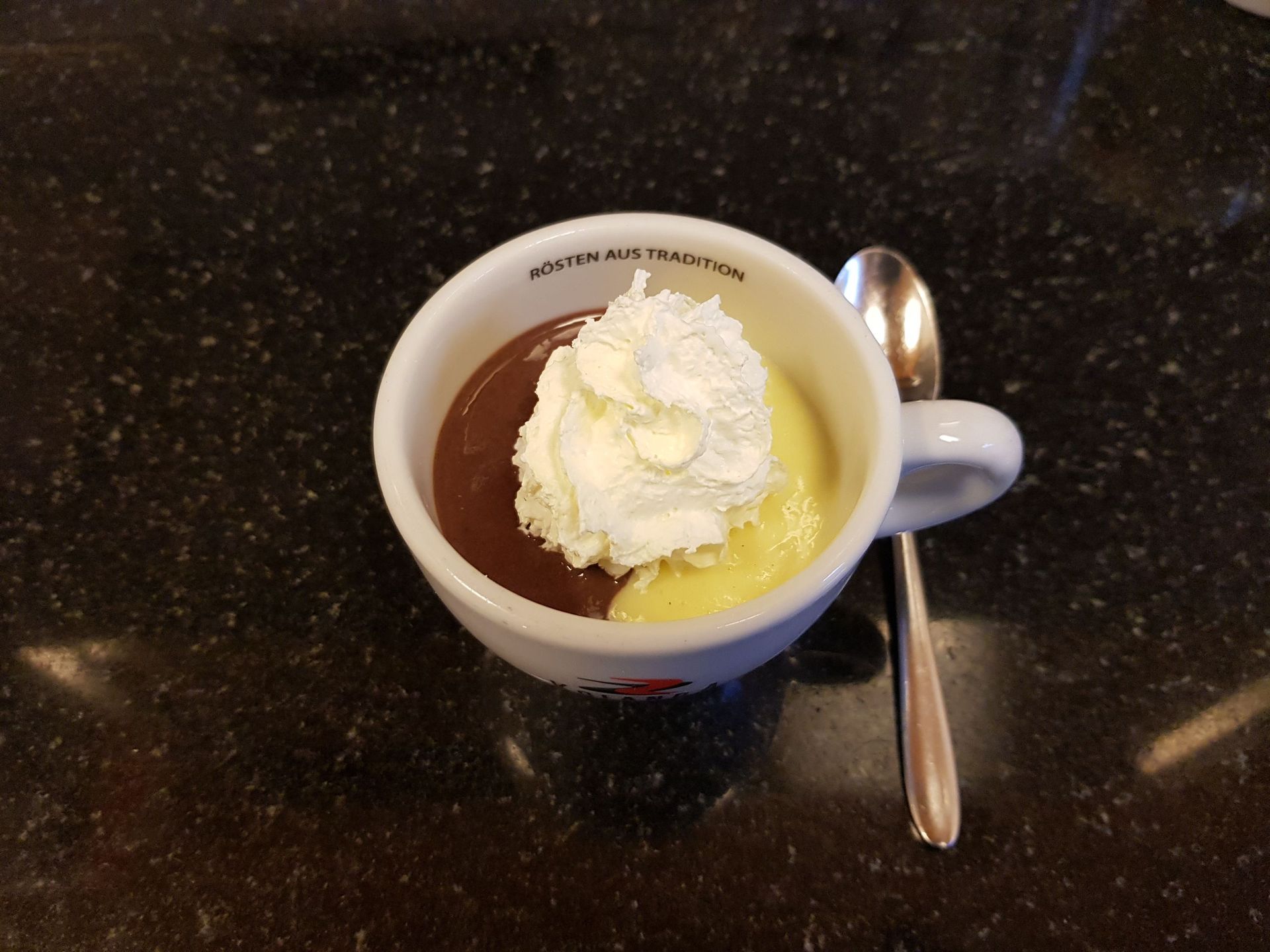 Dessert Kuchen - Blumen Vergissmeinnicht GmbH in Unterterzen