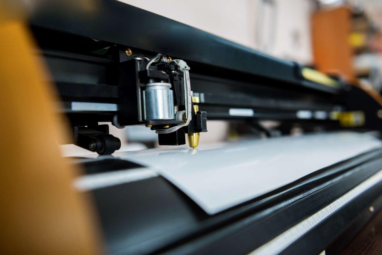 Un primer plano de una máquina que está cortando un trozo de papel.