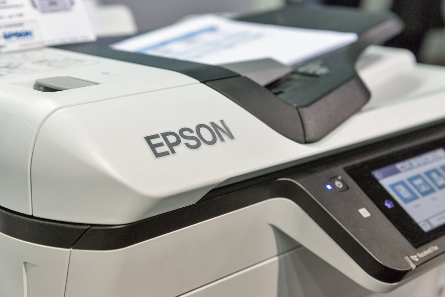 Una impresora Epson está encima de una mesa.