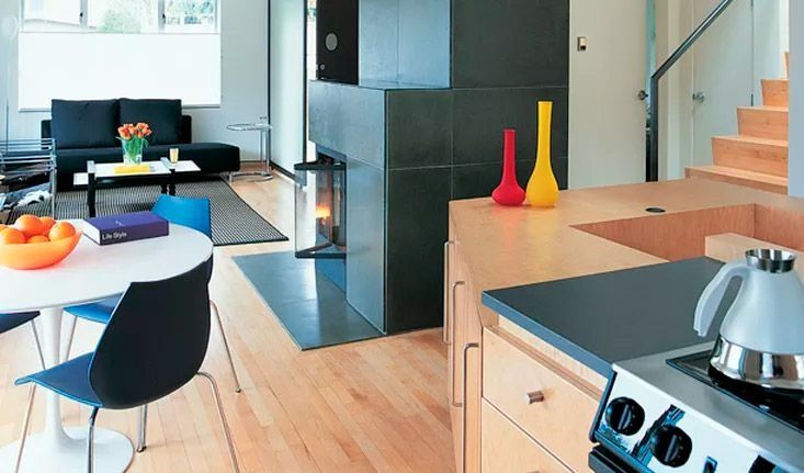 Una cocina con una mesa y sillas y una estufa.