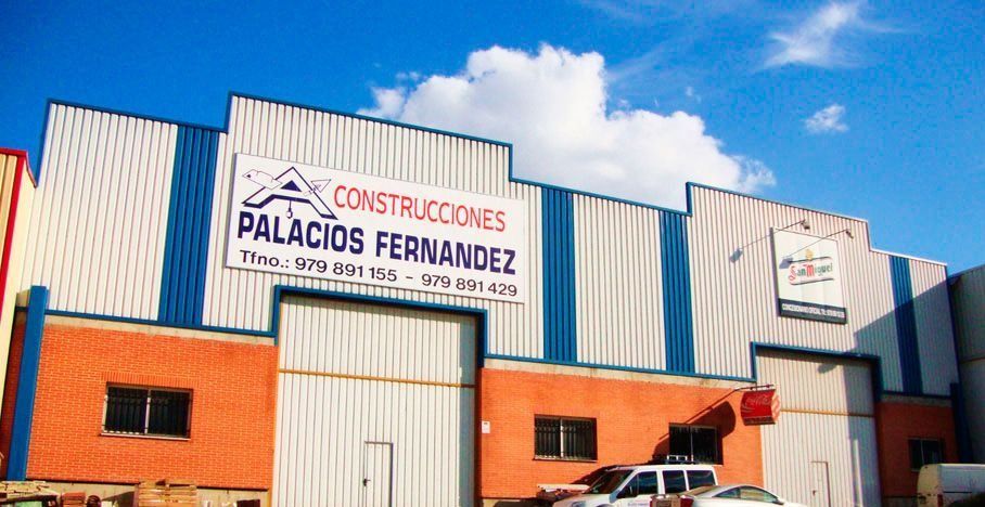 Un edificio con un cartel que dice Construcciones Palacio Fernández.