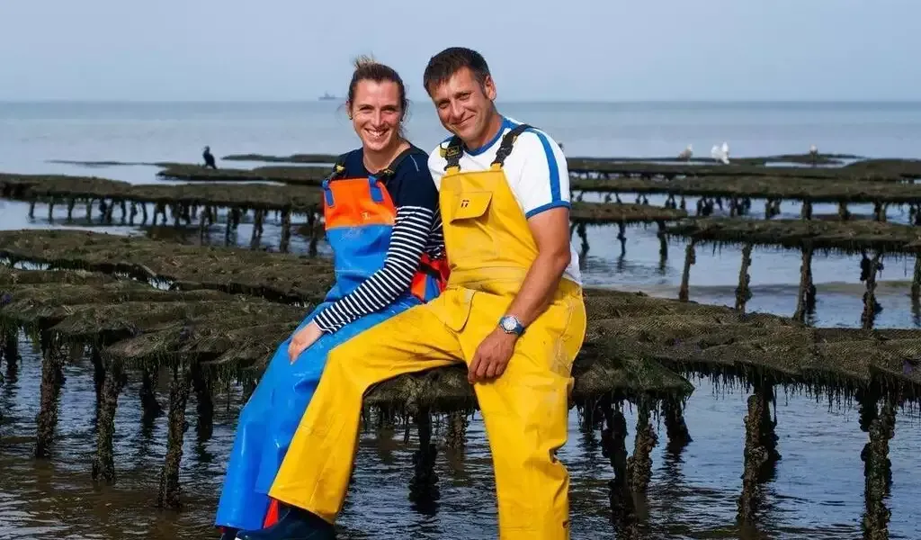 Fanny et Charles devant le site d'ostréiculture