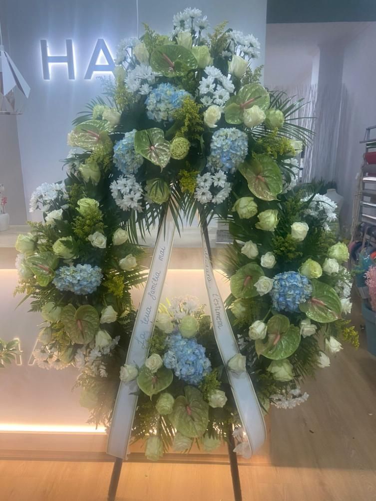 Primer plano de flores vibrantes, que incluyen frangipani rosado, caléndulas y rosas naranjas