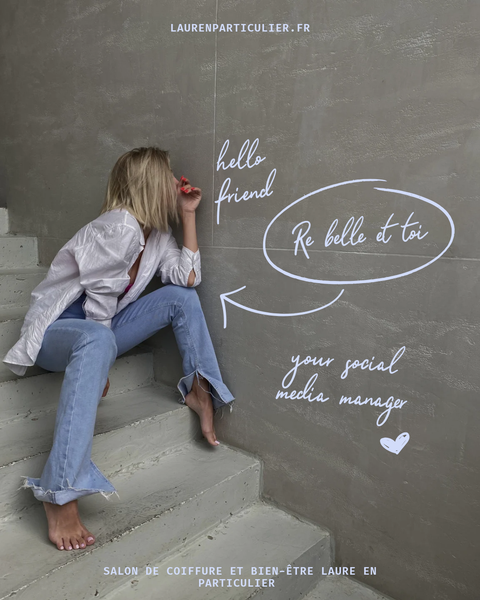 Femme assise sur des marches à côté d'un mur tableau noir avec du texte français écrit à la main et un dessin de cœur